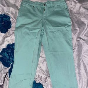 💚💚Light green Capri pants